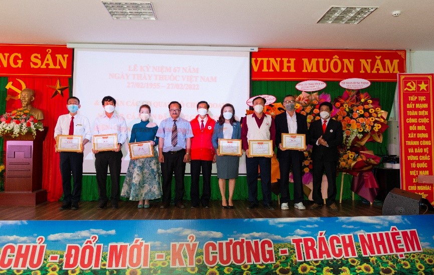 Giám đốc Bệnh viện Huỳnh Ngọc Thành trao tặng những tấm bằng tri ân đến các đơn vị hỗ trợ